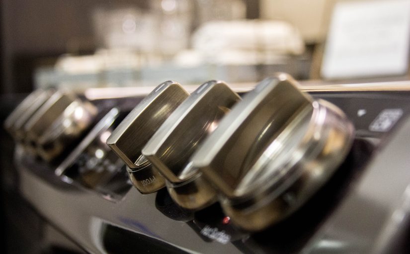 Jakie działania podjąć, gdy lodówka przestaje działać, a pralka wylewa wodę? Poradnik krok po kroku